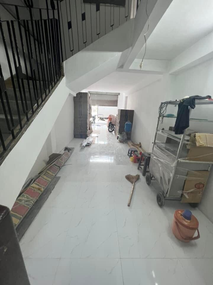 Cho thuê nhà nguyên căn MTĐ Đặng Văn Ngữ p13, quận Phú Nhuận.